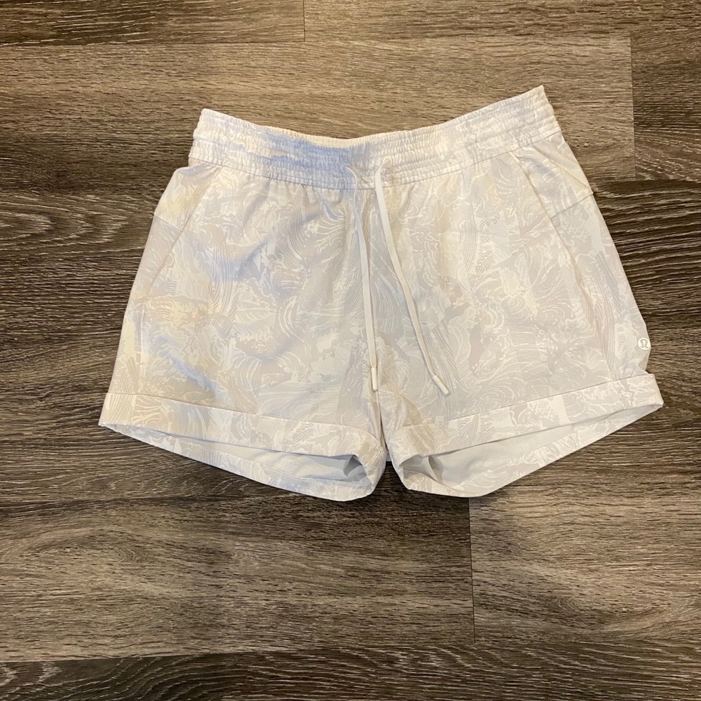 Lululemon Spring Break Away Short Size 6